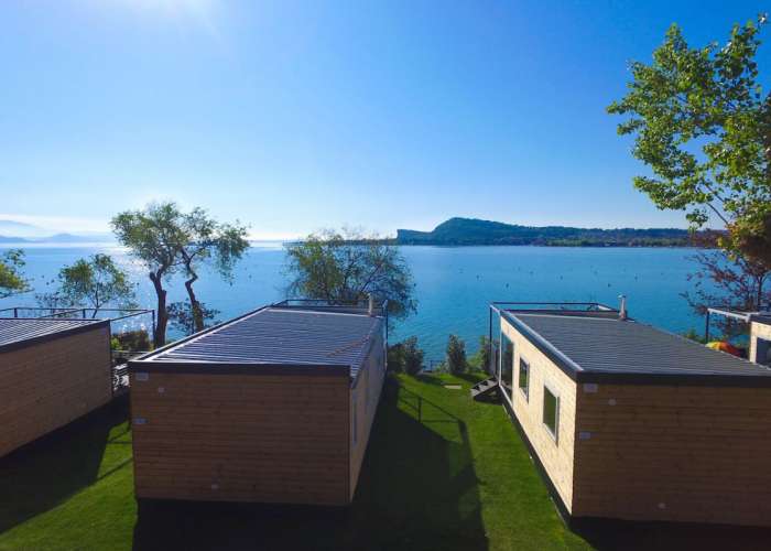 Camping Gardameer met uitzicht op het meer stacaravan met overdekt terras 