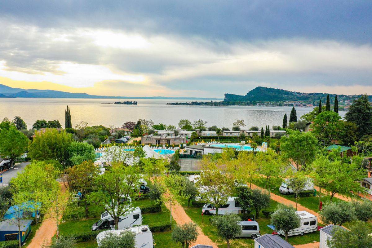 Vacanza in campeggio per famiglie piazzole glamping case mobili bungalow Lago di Garda