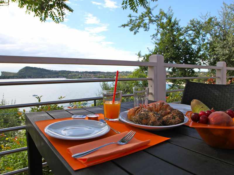 Campeggio Lago di Garda con casa mobile vista lago con terrazza coperta 2