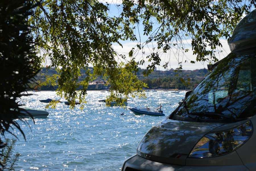 Camping Lago di Garda con piazzole direttamente sul lago  10