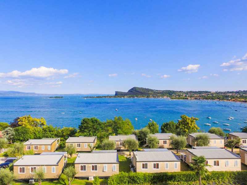 Campeggio Lago di Garda con casa mobile vista lago con terrazza coperta 