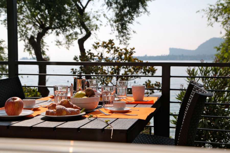 Campeggio Lago di Garda con casa mobile vista lago con terrazza coperta 4