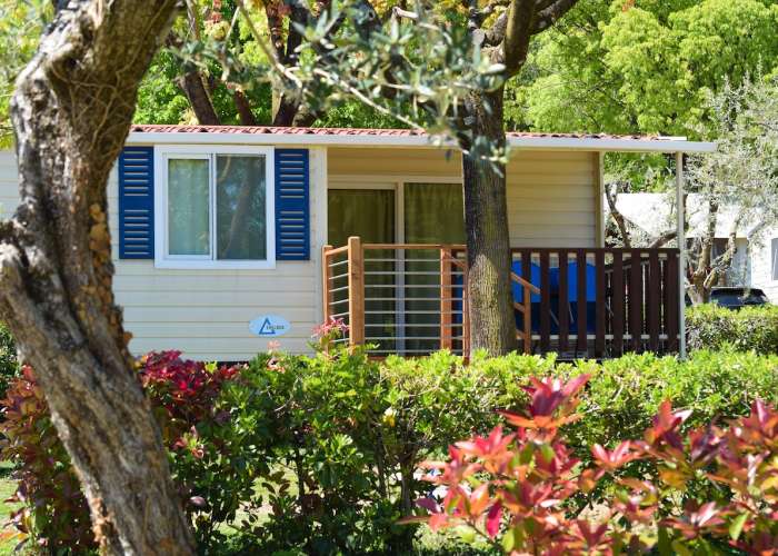 Camping Gardameer met stacaravan met overdekt terras 