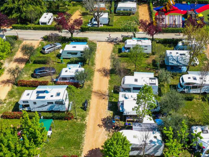Campeggio Lago di Garda con piazzole grandi e 10 amper di elettricità 2