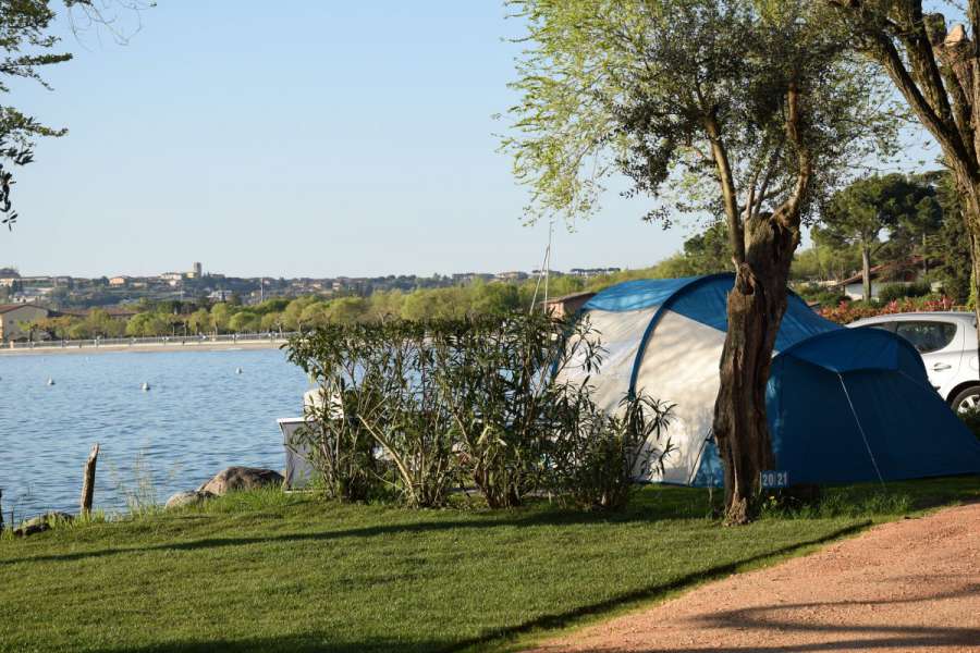 Camping Lago di Garda con piazzole direttamente sul lago  2