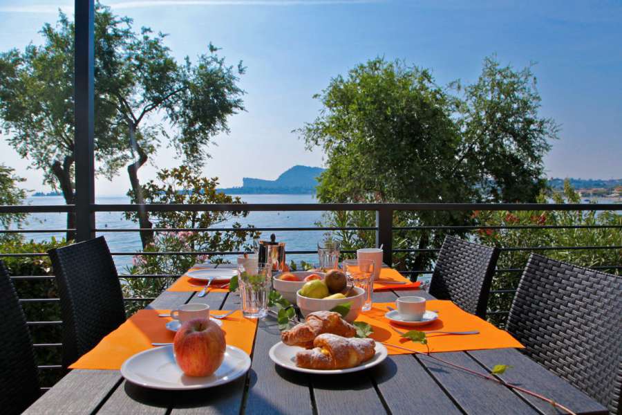 Campeggio Lago di Garda con casa mobile vista lago con terrazza coperta 9