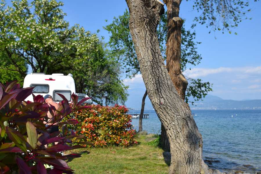 Camping Lago di Garda con piazzole direttamente sul lago  8