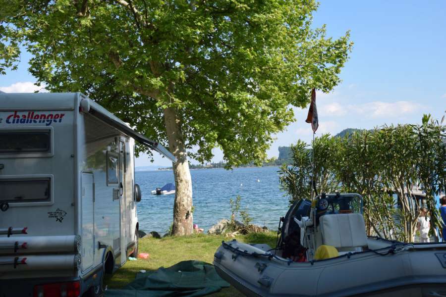 Camping Lago di Garda con piazzole direttamente sul lago  3