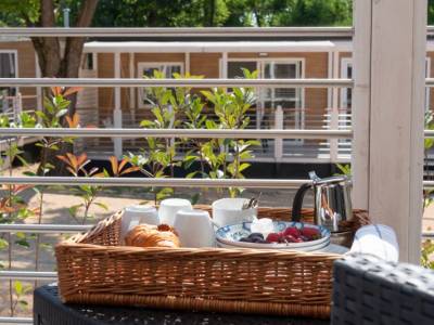 Camping Gardameer met stacaravan met overdekt terras 3