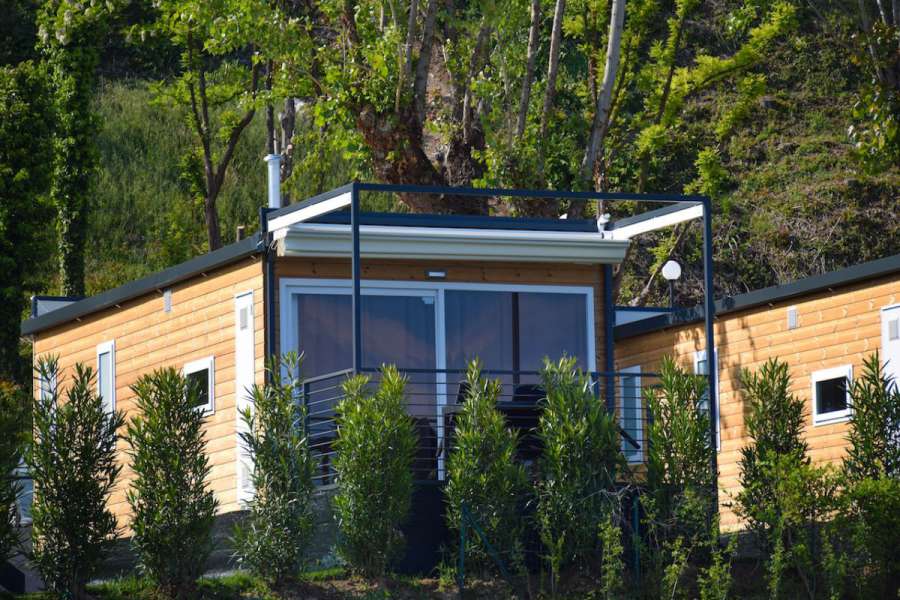 Campeggio Lago di Garda con casa mobile vista lago con terrazza coperta 1