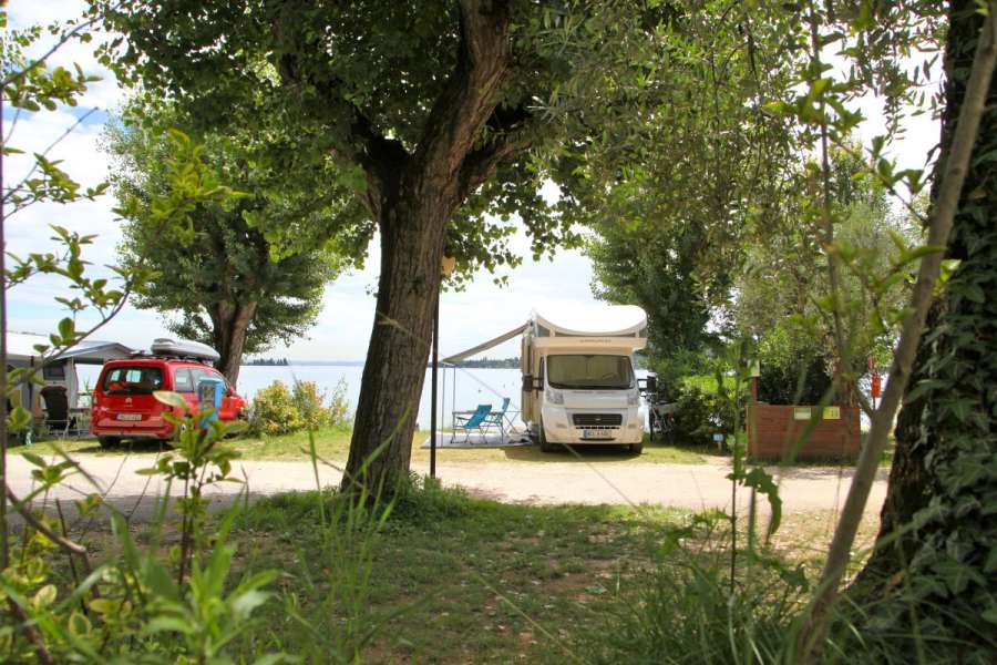 Campeggio Lago di Garda con piazzole vicino al lago  3