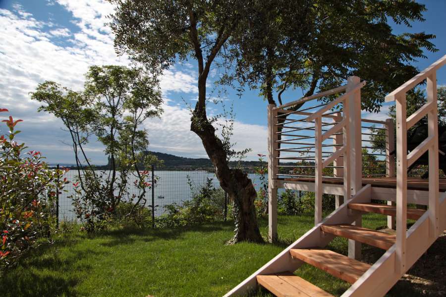 Campeggio Lago di Garda con casa mobile vista lago con terrazza coperta 1