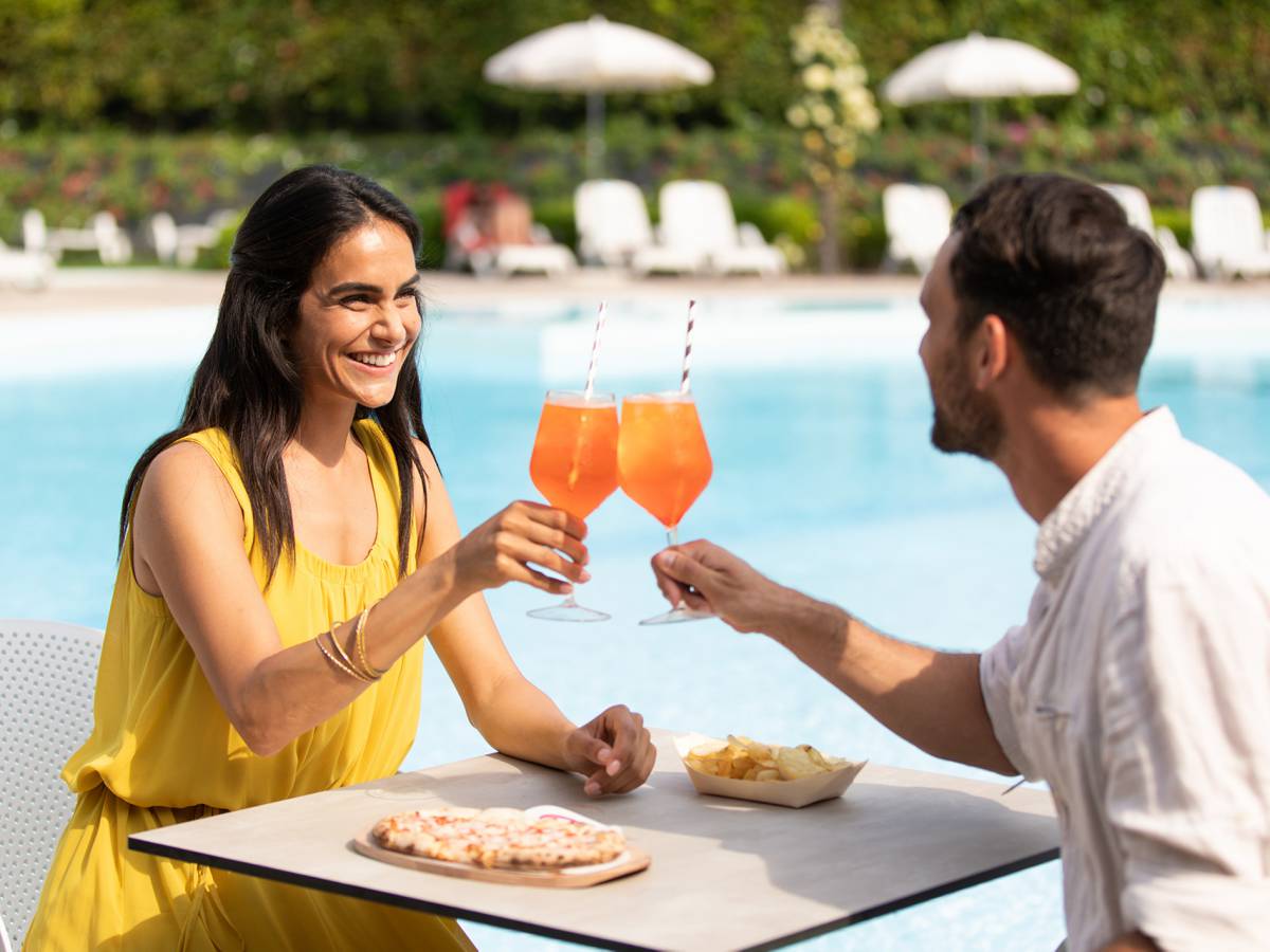 Il bar a bordo piscina 