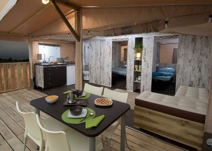 Camping Glamping Gardameer met tent met airconditioning en privé badkamer 1