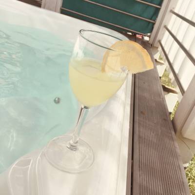 Genieten van de jacuzzi met een drankje 