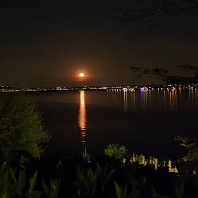 Luna spettacolare da un molo coccoloso