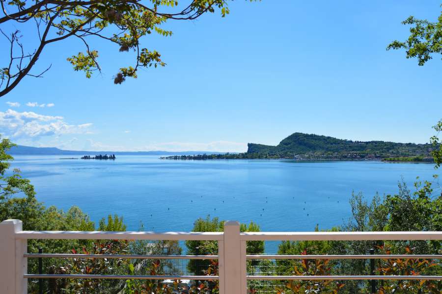 Campeggio Lago di Garda con casa mobile vista lago con terrazza coperta 2