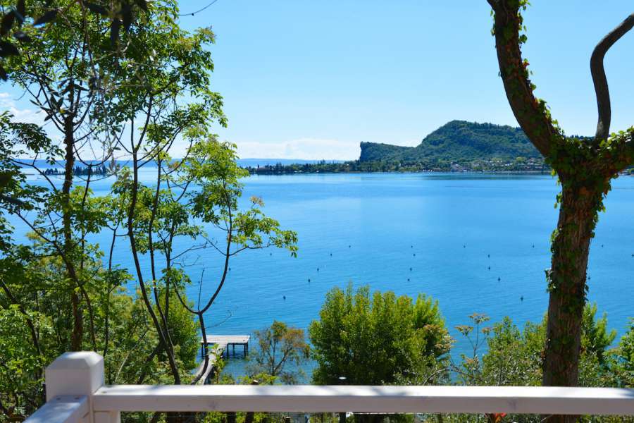 Campeggio Lago di Garda con casa mobile vista lago con terrazza coperta 17