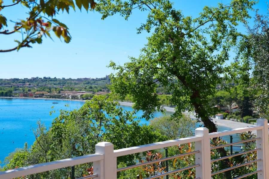 Campeggio Lago di Garda con casa mobile vista lago con terrazza coperta 18